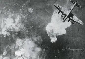Ланкастеры Мк III из 619й эскадрильи во время одного из боевых вылетов - фото 46