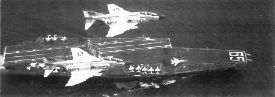 Два самолета F4J Фантом из 143й истребительной аз VFA143 возвращаются на - фото 120
