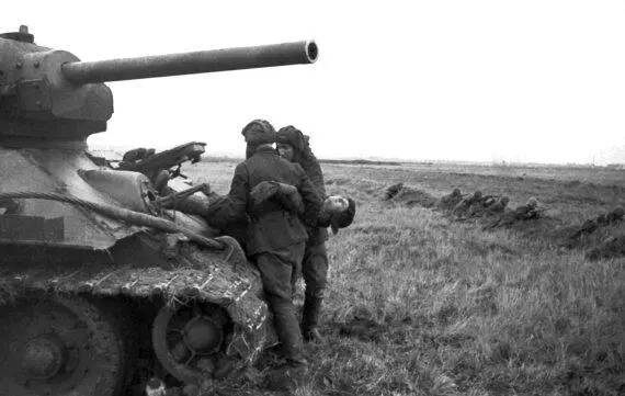 Танкисты вытаскивают раненого механикаводителя Судя по зачехленному лобовому - фото 64