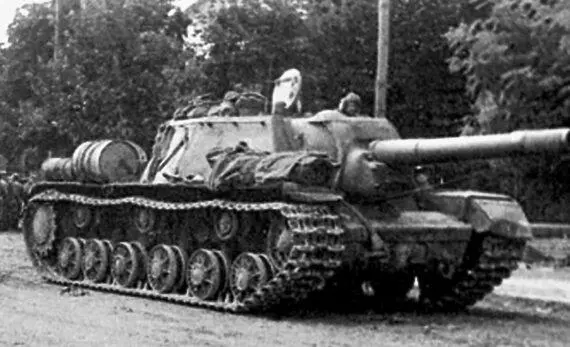 Самоходная артиллерийская установка ИСУ152 на марше Многие танкисты попав - фото 66