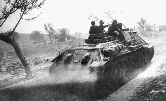 СУ122 движется к линии фронта Июль 1943 года Не обходилось и без спиртного - фото 69