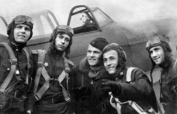 Летчики 89го ГвИАП после боевого вылета Слева направо Михаил Молчанов Юрий - фото 42