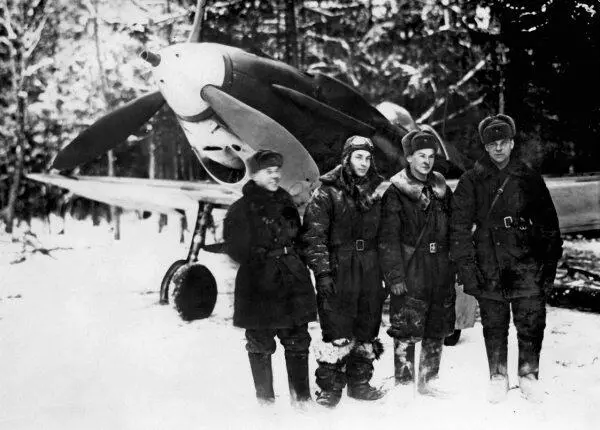 Герой Советского Союза ИП Лавейкин с экипажем у своего ЛаГГ3 Залазино - фото 49