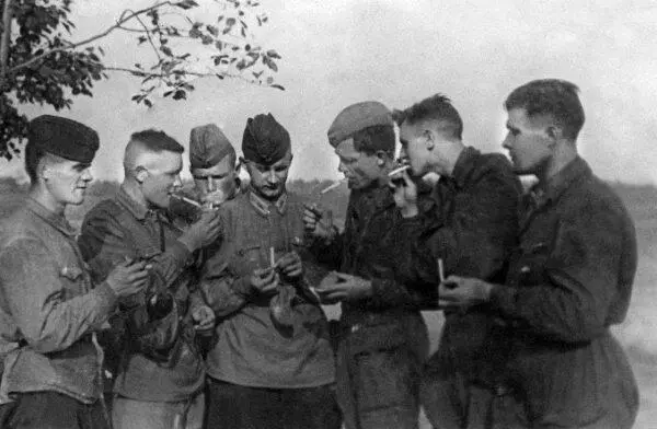 Летчики 1го ГвИАП после удачного вылета на прикрытие наших войск в районе - фото 59