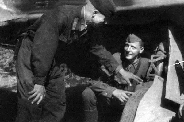 Виталий Клименко сидит и инженер 1го ГвИАП рассматривают повреждения - фото 60