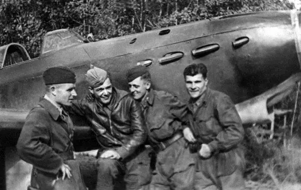 Комиссар 1й эскадрильи 1го ГвИАП Федор Кузнецов крайний слева поздравляет - фото 63