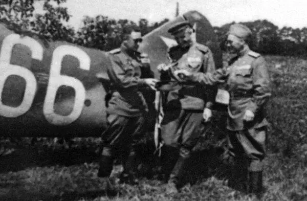Герой Российской Федерации Александр Шварев слева у своего самолета Ла5ФН - фото 64