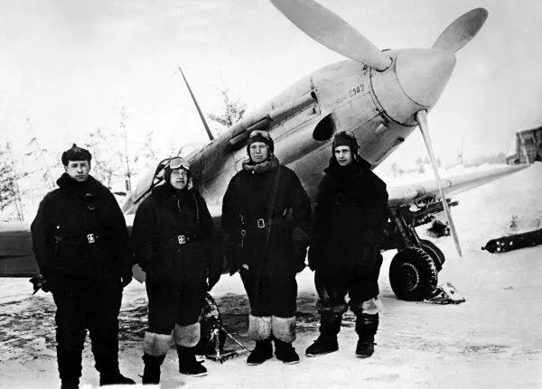 Летчики 27го ИАП у МиГ3 зима 194142 г Техники осматривают мотор МиГ9 - фото 66