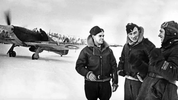 Командир 78го ИАП ВВС Северного флота майор Борис Сафонов и британские летчики - фото 71
