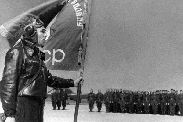 Командир 65го ШАП ставшего 17м ГвШАП произносит клятву принимая - фото 73