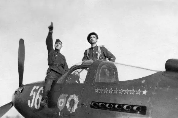 Р39 Аэрокобра из состава 212го ГвИАП весна 1945 г Вечером после поверки - фото 81