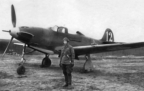 Командир 19го ГвИАП майор Георгий Рейфшнейдер у самолета Р39 Аэрокобра - фото 85