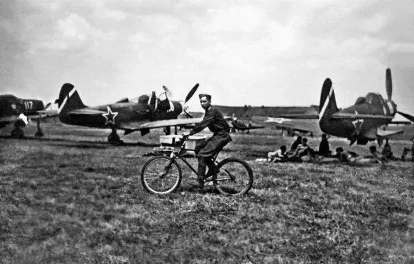 Стоянка истребителей Р39 213го ГвИАП весна 1945 г У нас самих были люди о - фото 90