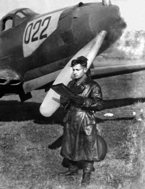 Букчин Семен Зиновьевич рядом со своей Аэрокоброй 129го ГвИАП весна 1945 - фото 91