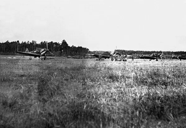 Стоянка самолетов 129го ГвИАП весна 1945 г Так вот проходит пара дней - фото 92