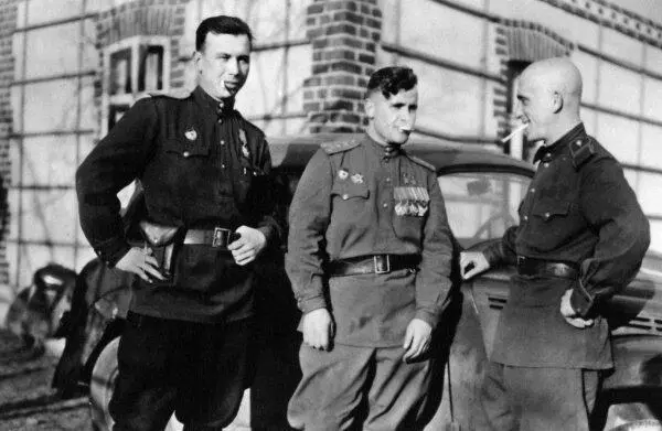 Летчики 129го ГвИАП Георгий Ремез Николай Гулаев и механик Гулаева который - фото 93