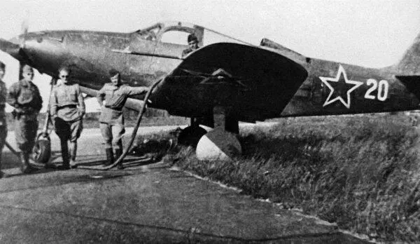 Заправка топливом Аэрокобры летчика 66го ИАП Бориса Шугаева весна 1945 г - фото 95