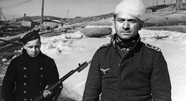 Матрос конвоирует сбитого немецкого летчика Район Мурманска 1942 г К концу - фото 107