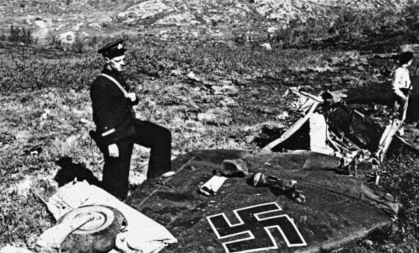 Обломки сбитого немецкого бомбардировщика Ю88 В 1939 году по опыту боев в - фото 108