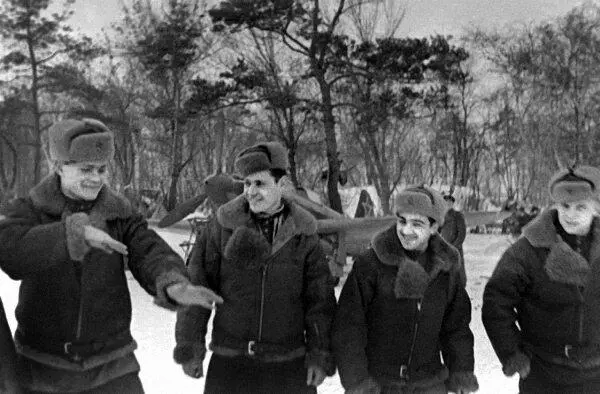 Летчики 12го ГвИАП обсуждают воздушный бой Слева направо Король Яковенко - фото 120