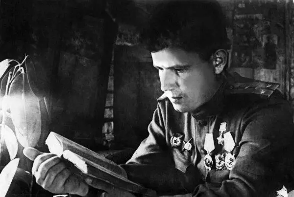 Командир эскадрильи 5го ГвИАП Герой Советского Союза Алексей Иванович Орлов - фото 122