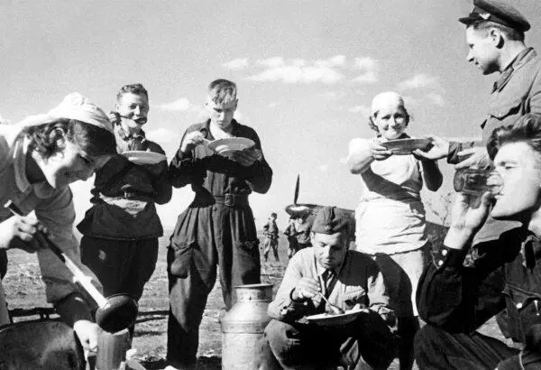 Обед привезли На заднем плане истребитель Як1 С сентября 1941го начался - фото 126