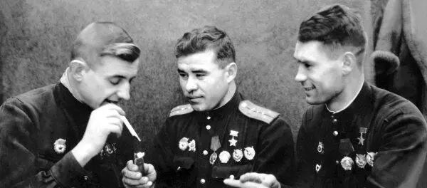 Асы 40го ГвИАП слева направо Иван Семенюк Николай Китаев и Константин - фото 127