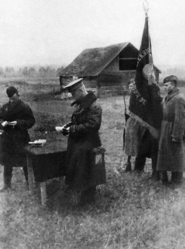 Командир 5го ГвИАП дважды Герой Советского Союза ВА Зайцев вручает - фото 131