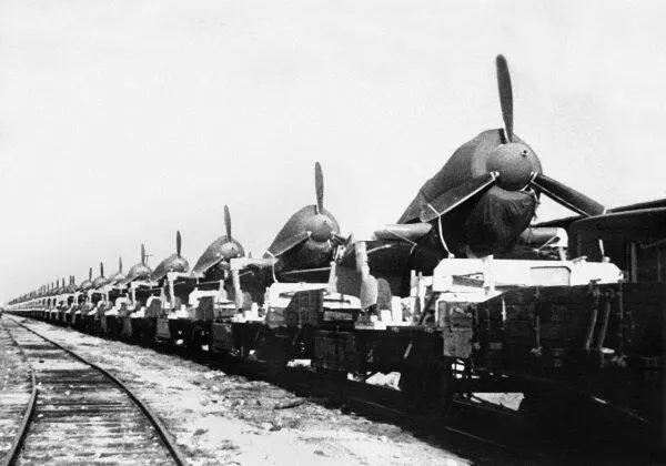Эшелон с Ла5 движется на фронт Если в сравнении с Bf 109F4 летные данные - фото 135