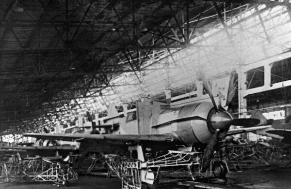 На сборочном конвейере Ла7 В ноябре 1942 года самолет оснащенный двигателем - фото 136