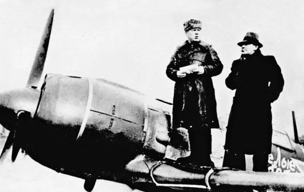 На крыле одного из двух самолетов Ла5Ф Веселые ребята переданных - фото 139