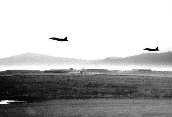 Боевая работа начиналась на рассвете первые самолеты уходили на задание в - фото 90