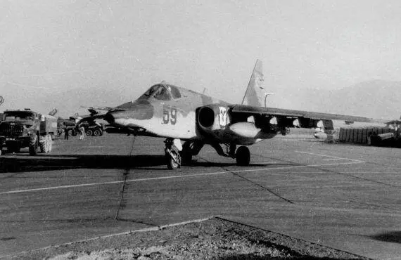 Су25 заруливает на стоянку 1й эскадрильи Баграм декабрь 1988 года На период - фото 96