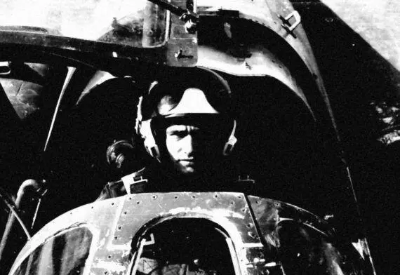 Старший лейтенант П Голубцов в кабине своего самолета Первые серии - фото 97