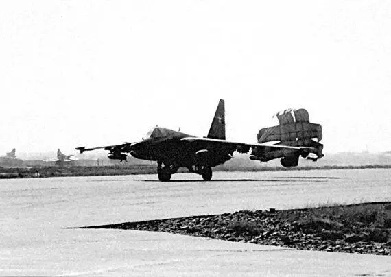 Посадка на ВПП Баграмской базы Ноябрь 1988 года Счет потерь в 1987 году открыл - фото 106