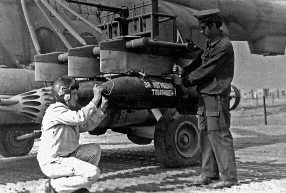 Подвеска бомб на Ми8 280го полка Осень 1982 года Вместе с тем ЭВУ прибавляли - фото 143
