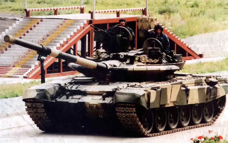 Модернизированный танк Т72М1 с комплексом активной защиты Арена ПО - фото 83