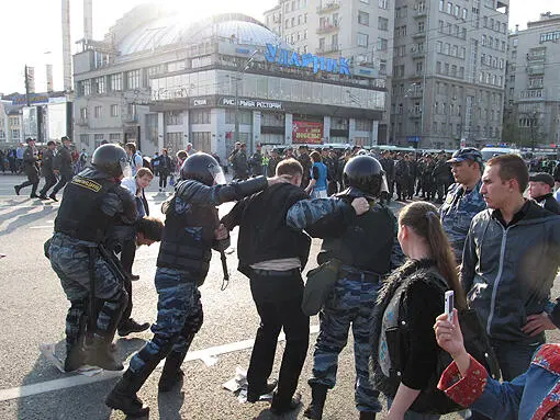 Наши дни В наши дни не гвардейские полки и казаки а полицейские расправляются - фото 1