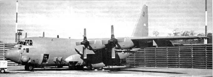 АС130Н на авиабазе Корат 1975 г Самолет полностью перекрашен в серый цвет - фото 81