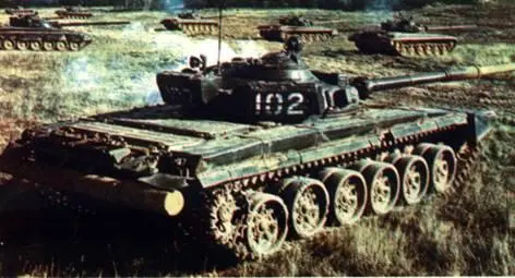 Танки Т72 на учениях Т72 самых первых выпусков во время обслуживания в - фото 80