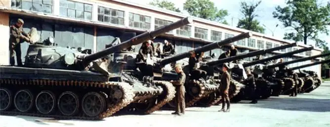 Т72 самых первых выпусков во время обслуживания в парке одной из - фото 81