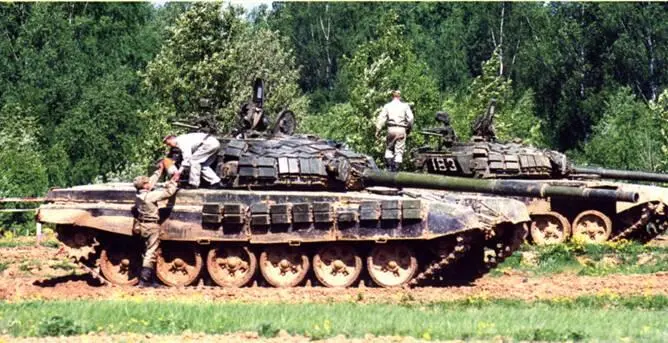 Загрузка боеприпасов в танк Т72Б на учебных стрельбах Солнечногорск май 2002 - фото 86