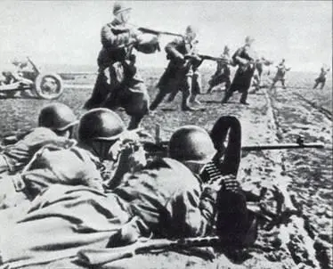 Расчет станкового пулемета СГ43 обеспечивает поддержку пехоты 1944 г - фото 2