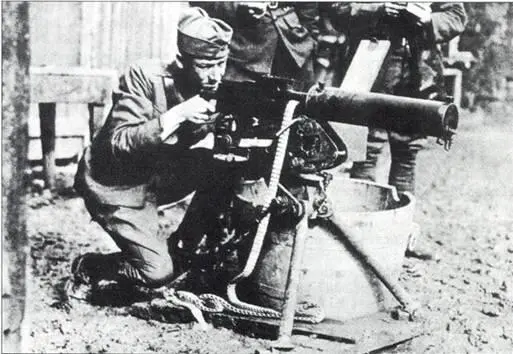 Второй лейтенант В Браунинг демонстрирует станковый пулемет М1917 своего отца - фото 57