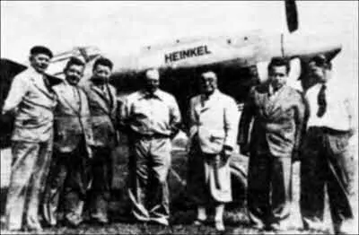 Ha фоне истребителя He100 V2 побившего мировой рекорд слева направо - фото 47
