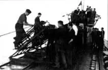 Заряжание реактивными снарядами ПУ на подводной лодке Германия 1942 г - фото 15