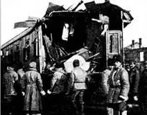 Разрушенный неприятельским аэропланом железнодорожный вагон Разрушенный - фото 4
