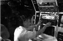 Члены экипажа на борту ЛЛЛ Боинг NKC135 за пультом управления - фото 63