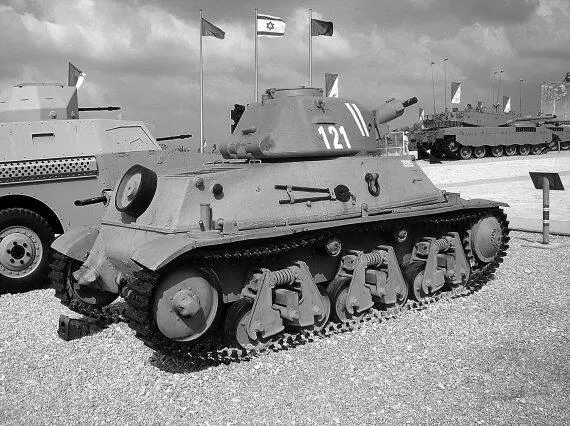 Легкий танк H39 Гочкис в экспозиции израильского танкового музея в Латруне - фото 2