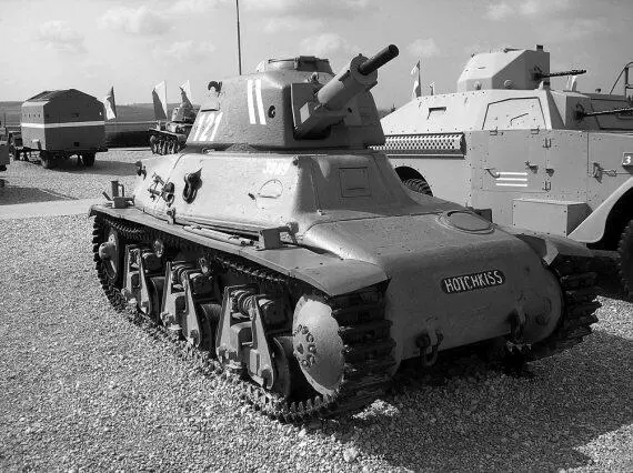Легкий танк H39 Гочкис в экспозиции израильского танкового музея в Латруне - фото 3